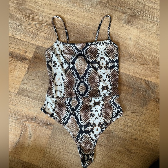 PrettyLittleThing bodysuit - Picture 1 of 4